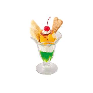 プリンアラモードとクリームソーダ風ゼリーのレトロパフェ