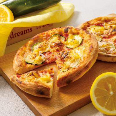 夏期間限定レモンとズッキーニのトマトピザ